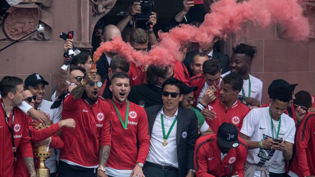  Als der DFB-Pokalsieger Eintracht Frankfurt mit den Fans am Rathaus in Frankfurt feiert, zündet Spieler Kevin-Prince Boateng ein Bengalo ab. Jetzt ermittelt die Polizei gegen den Profi. 