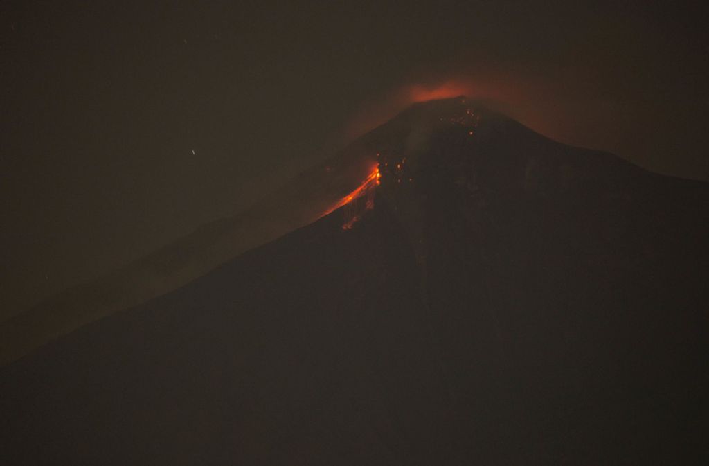 Aus dem Feuervulkan in Guatemala fließt...