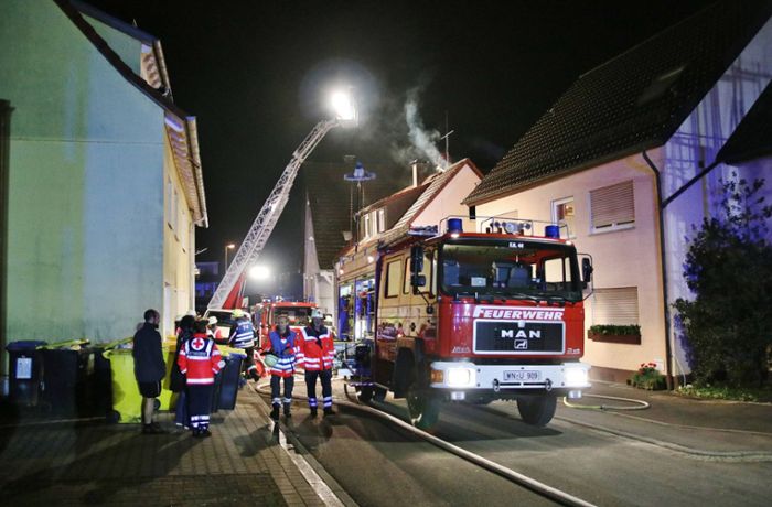 Heiße Asche auf Terrasse: Haus fängt Feuer