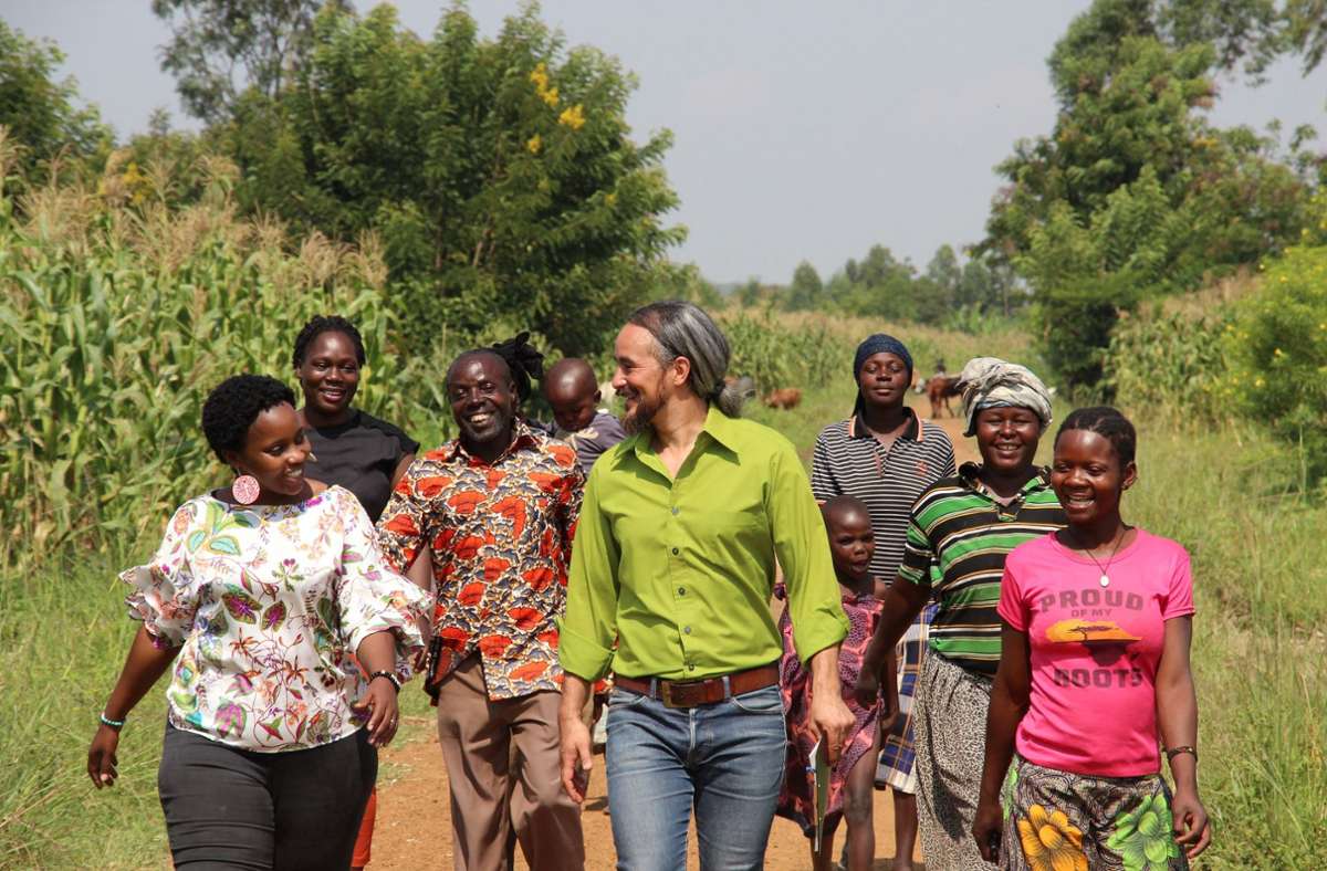 Stay-Gründer Benjamin Wolf (Mitte) mit Bauern und ihren Familien in Ostafrika.