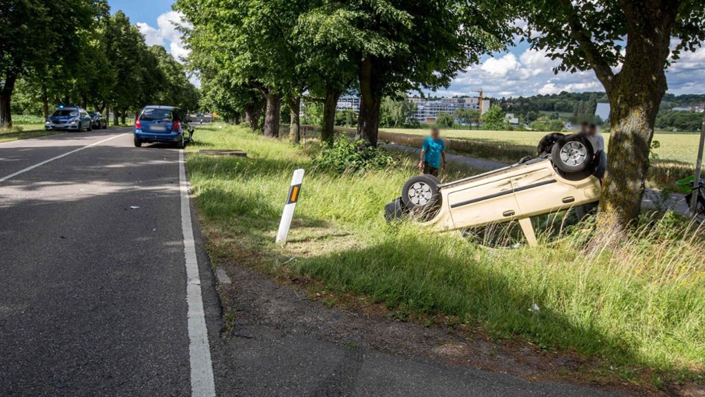 Kornwestheim im Kreis Ludwigsburg: Auto überschlägt sich und landet auf Dach