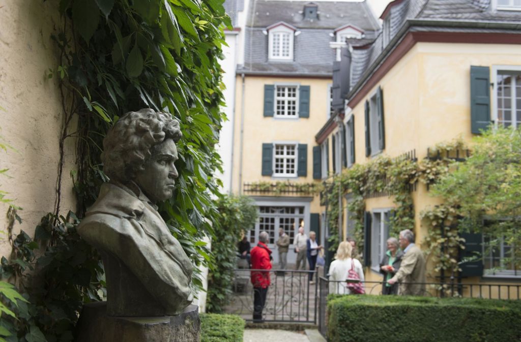 Sein Geburtshaus in der Bonngasse, wo Beethoven im Dezember 1770 als zweites von sechs Kindern zur Welt kam, hat dazu eine frische Dauerausstellung erhalten. Neben seinem Hörrohr liegt hier auch ein Teil der Handschrift der berühmten 9. Sinfonie.