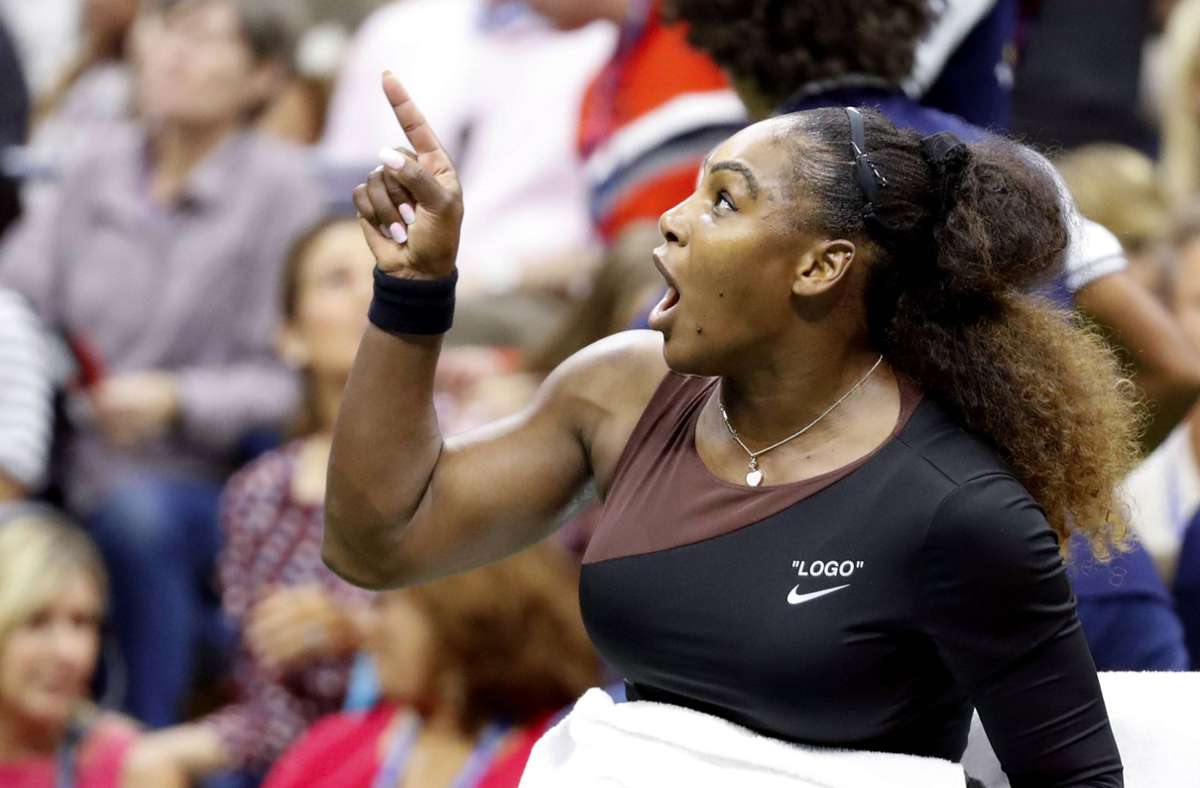 Serena Williams sorgte bei den US Open gleich zweimal für einen handfesten Eklat. Sowohl im Halbfinale 2009 als auch im Finale 2018 legte sie sich mit dem Stuhlschiedsrichter und den Linienrichtern an. Es kam zu mehreren Punktabzügen – und zwei bitteren Niederlagen.