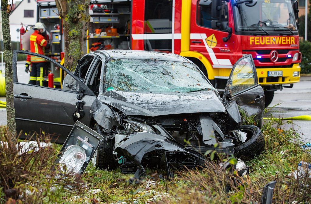 Am Donnerstag ist die Feuerwehr gegen 8.50 Uhr mit 18 Rettern und zwei Fahrzeugen ausgerückt, um einen eingeklemmten Mann aus seinem Mazda in Benningen (Kreis Ludwigsburg) zu befreien.
