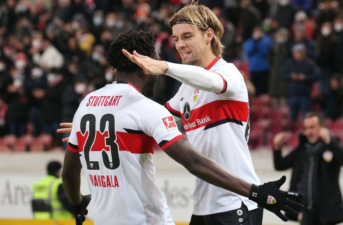 Orel Mangala bejubelt mit Borna Sosa dessen Treffer gegen Mainz 05.