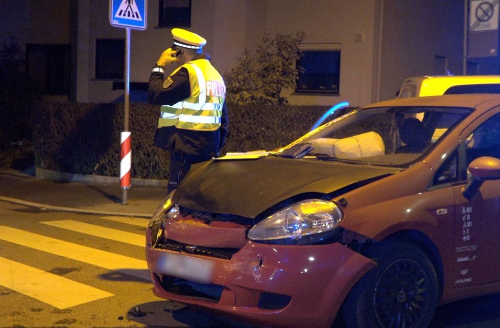 Die Polizei schätzt den Sachschaden an den Fahrzeugen auf mehr als zehntausend Euro.