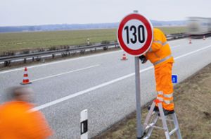 Das Anbringen eines Verkehrsschildes an einer Schnellfahrstraße kann immer auch zu Unfällen führen. Foto: dpa/Jens Büttner