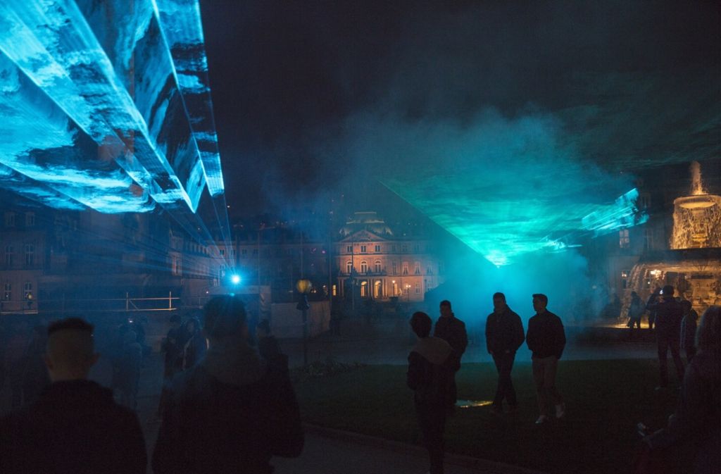 Der Schlossplatz wurde bei einer Lasershow in blaues Licht getaucht.