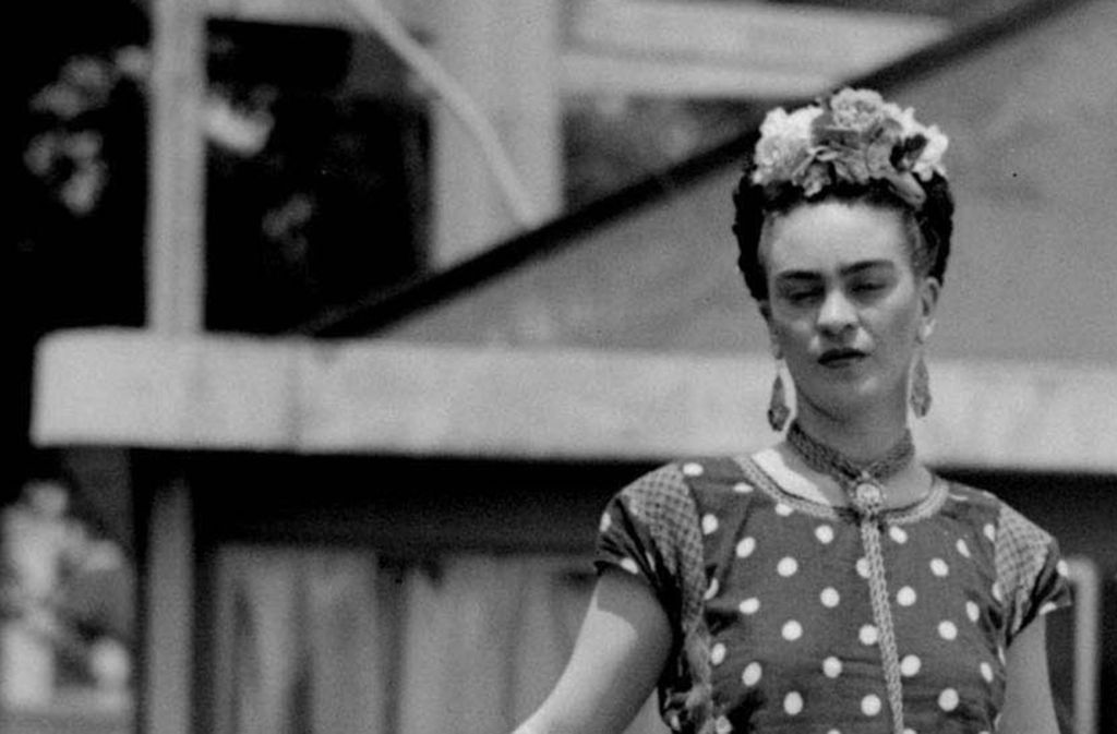 Frida Kahlo Die zusammengewachsenen Augenbrauen, der dunkle Flaum auf der Oberlippe, die hochgesteckten Zöpfe, der Blumenschmuck im Haar – wenige Attribute genügen, und jeder weiß sofort, wer gemeint ist. Die Malerin ist eine geradezu kultisch verehrte Ikone der Kunstwelt. Das US-Magazin „Vanity Fair“ erklärte Kahlo boshaft zur „politisch korrekten Heldin für jede gekränkte Minderheit“. Das war in den Neunzigern, als die Identitäts- und Genderdebatte Fahrt aufnahm, der die Mexikanerin die perfekte Projektionsfigur bot. In ihren Bildern hat sie sich immer wieder als Schmerzensfrau dargestellt. Mit ihrer Farbenpracht, den Tieren, Früchten und Pflanzen strahlen ihre Werke aber zugleich eine faszinierende Vitalität aus. (say)
