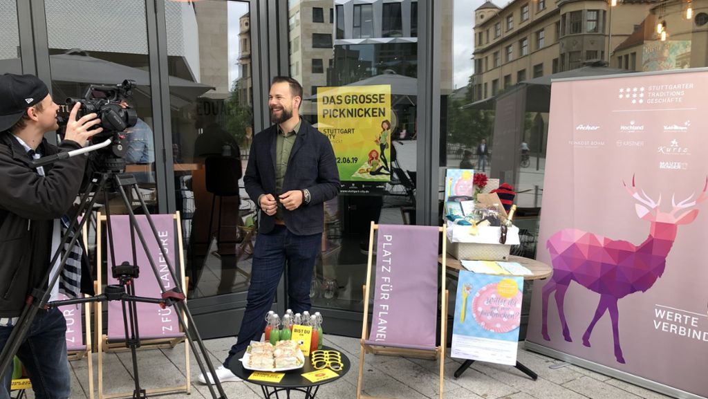 Einzelhandel in Stuttgart: Picknicken auf  dem Rathausdach