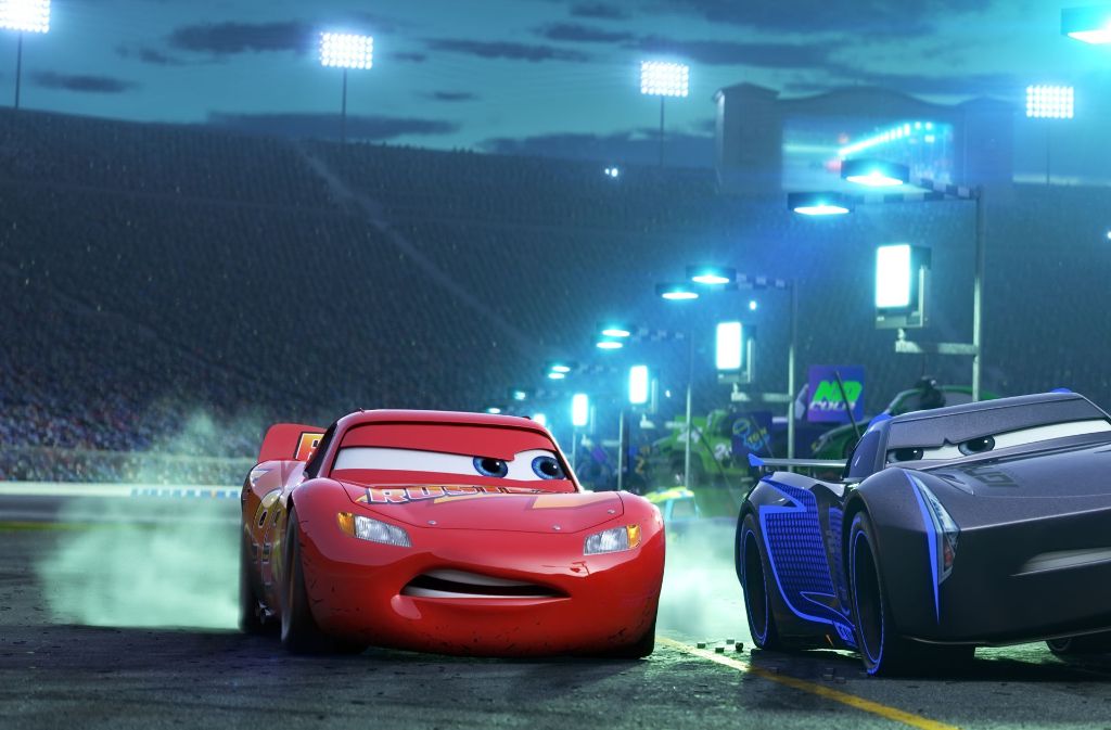 Wie in allen Filmen der Cars-Reihe, tritt der rote Flitzer Lightning McQueen auch im dritten Teil in harte Rennen an.