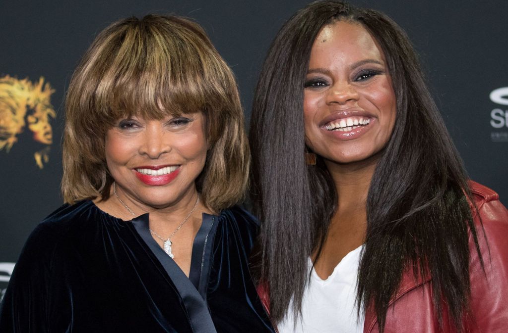 Die Sängerin Tina Turner (l.) und die Hauptdarstellerin Kristina Love stellen in Hamburg „Tina - Das Tina Turner Musical“ vor.