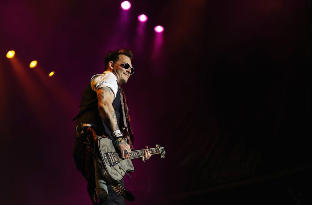 Die Band von Depp und dem Rockmusiker Alice Cooper sowie dem Aerosmith-Gitarristen Joe Perry wollten etwa 10 000 Zuhörern sehen.