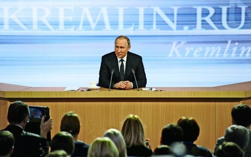 Im Zentrum der Aufmerksamkeit: Putin referierte fast dreieinhalb Stunden vor den Medienvertretern. Foto: dpa
