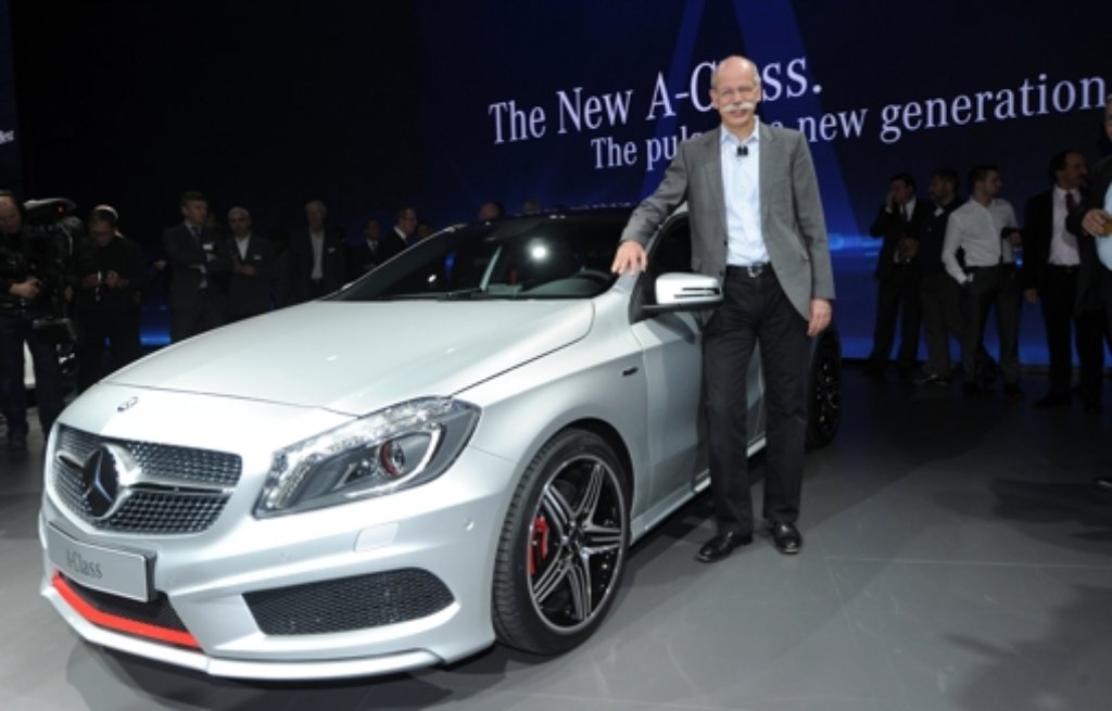 Dieter Zetsche, Vorstandsvorsitzender der Mercedes-Benz AG, ist sichtlich stolz auf das neueste Produkt seines Unternehmens.