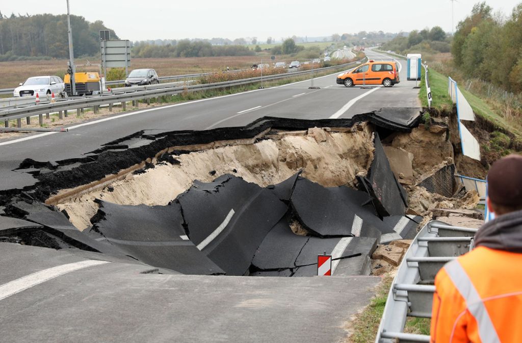 9. Oktober 2017: Ein sogenannter Grundbruch tritt ein. Die Fahrbahn bricht auf einer Länge von 40 Metern und einer Breite von zehn Metern ein.