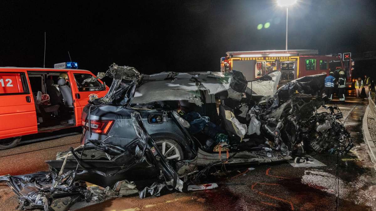 A8 bei Merklingen: Fünf Verletzte – weil Beifahrer ans Lenkrad gegriffen  haben soll - Baden-Württemberg