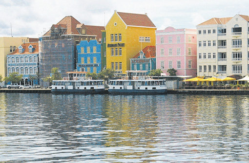 Die berühmte bunte Häuserzeile, die sich entlang des natürlichen Hafens von Willemstad zieht. Sie liegt im Stadtteil Punda und ist Teil des Weltkulturerbes. Foto: Jenewein
