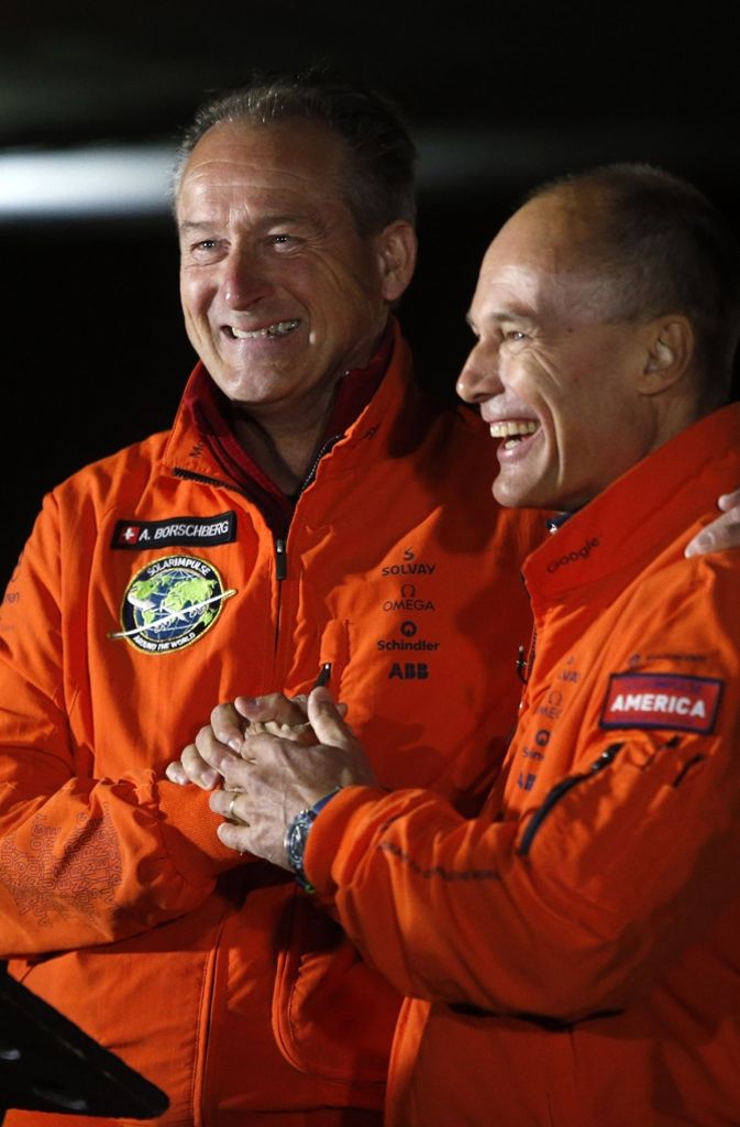 Daumendrücken vor dem Start: Die Schweizer Abenteuerer Andre Borschberg (links) und Bertrand Piccard, freuten sich auf den erneuten Start des Flugzeugs Solar Impulse 2 – die Etappe führte von Kalifornien nach Arizona.