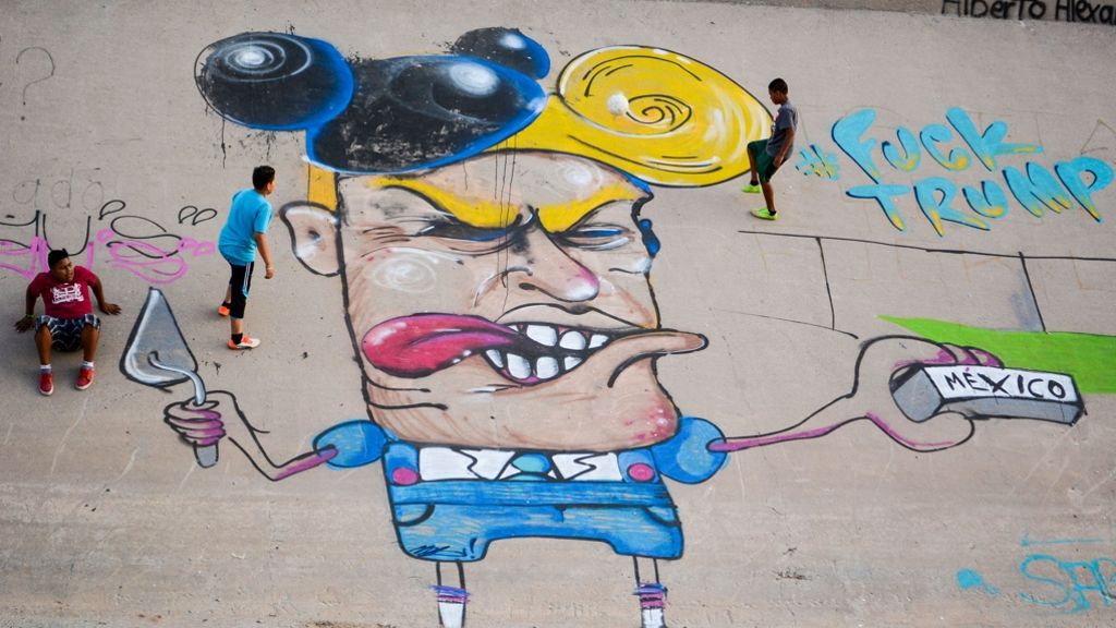  Donald Trump will eine Mauer zwischen den USA und Mexiko bauen. Kein illegaler Einwanderer soll mehr ins Land kommen. Mit einem Graffiti zeigt ein Künstler, was er von dem Präsidentschaftsbewerber hält. 