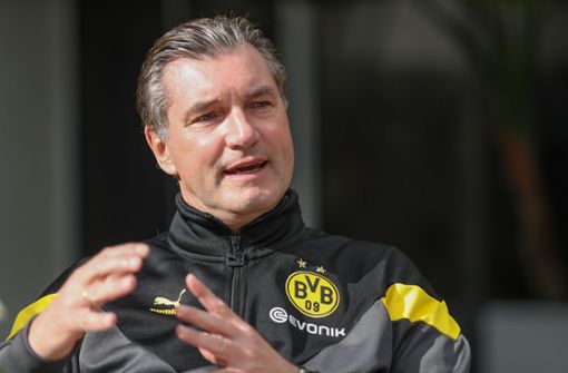 BVB-Sportdirektor Michael Zorc bestätigte am Donnerstag, dass Lucien Favre auch in der kommenden Saison Trainer bei Borussia Dortmund bleibt. (Archivbild) Foto: dpa/Friso Gentsch