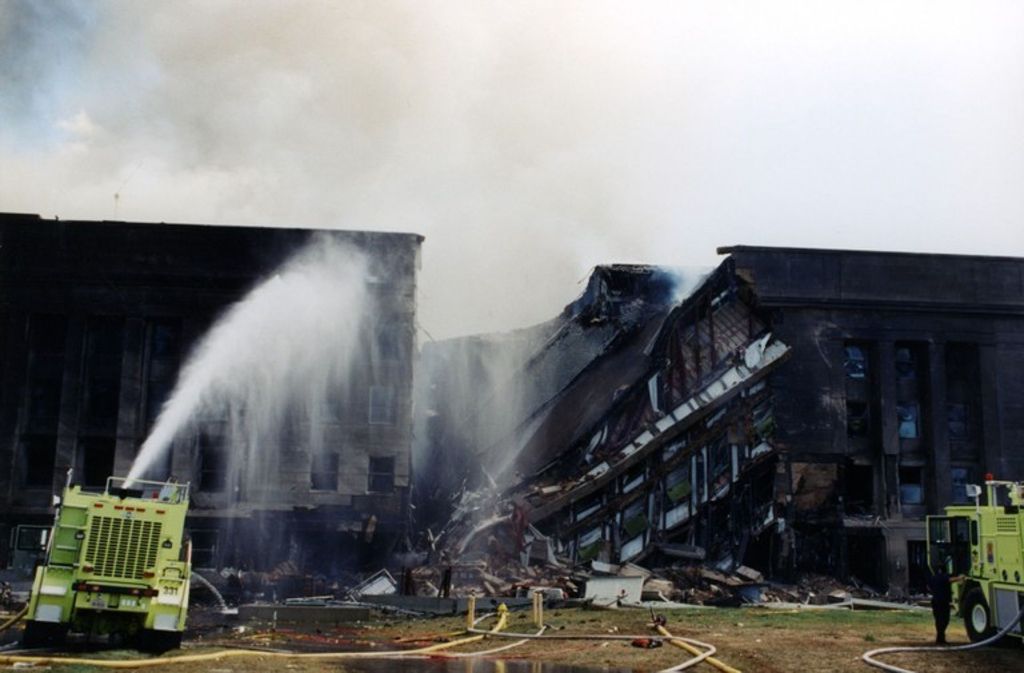 Die Fotos, die kurz nach dem Anschlag am 11. September 2001 entstanden sind, zeigen das zerstörte Pentagon.