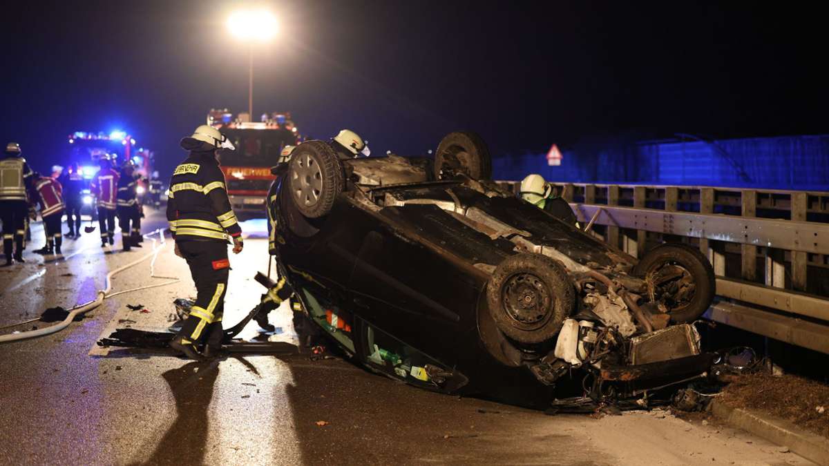 Das Auto des Unfallverursachers blieb auf dem Dach liegen. Der Fahrer war wohl alkoholisiert.