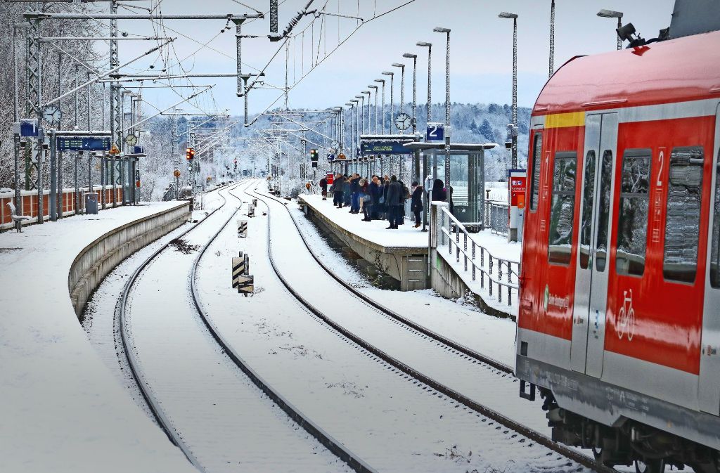 Fahrgäste warten sehnsüchtig auf die S-Bahn