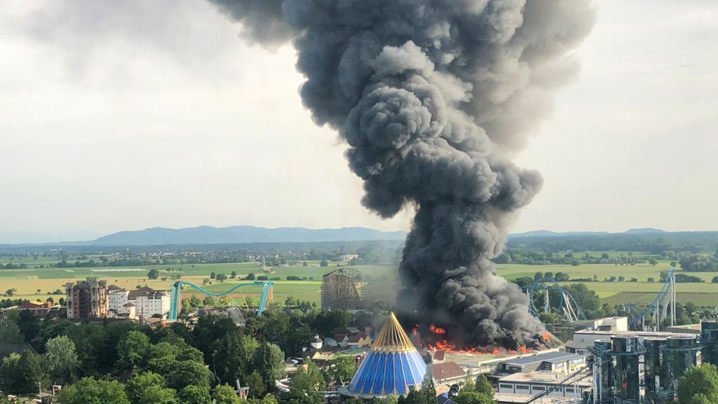 Europa-Park Rust: Lagerhalle in Flammen – Feuerwehr im Großeinsatz
