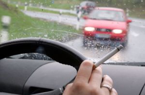 Kommt ein Rauchverbot beim Autofahren mit Kindern?