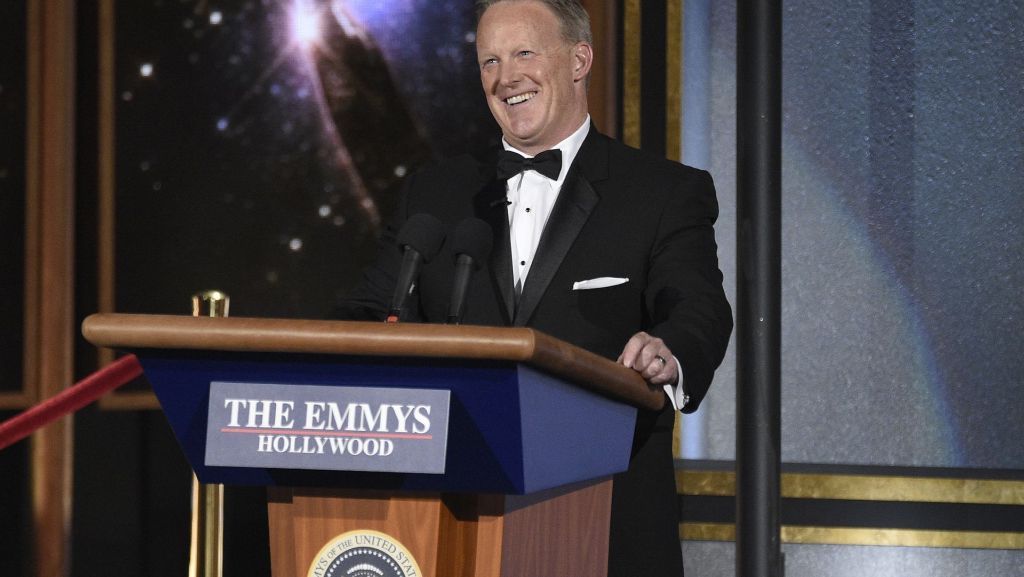 Sean Spicer: Trumps ehemaliger Pressesprecher überrascht bei Emmys