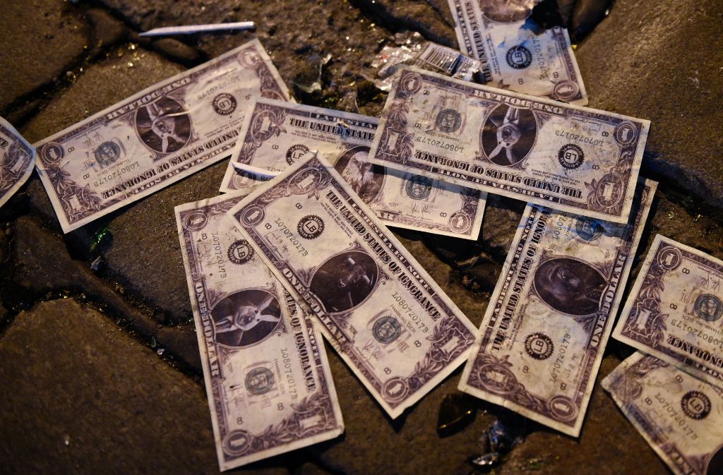Protest gegen die USA: Demonstranten warfen US-Dollar-Scheine mit der Aufschrift „United States of Ignorance“ aus den Fenstern im Schanzenviertel.