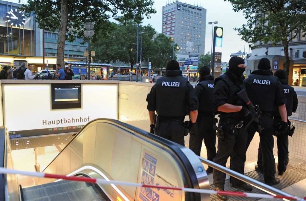 Polizeikräfte sichern am Freitagabend den U-Bahn-Zugang am Münchner Hauptbahnhof.