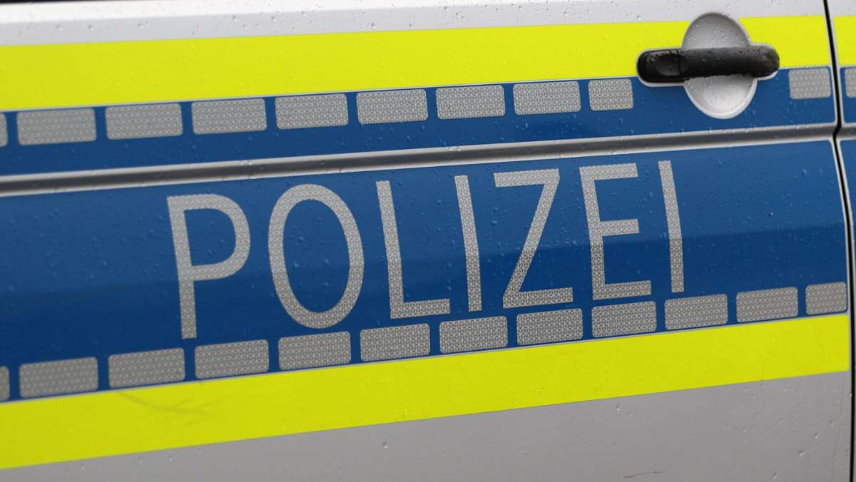  Ein Lastwagen-Anhänger mit ätzendem Gefahrgut ist im Kreis Konstanz auf einer Bundesstraße umgekippt. Die Feuerwehr sperrte den Bereich weiträumig ab. 