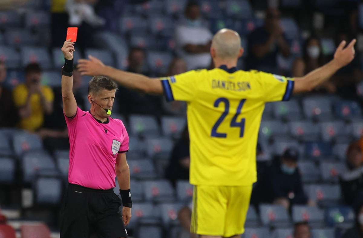 Der Schiedsrichter zeigt dem Schweden daraufhin die Rote Karte.