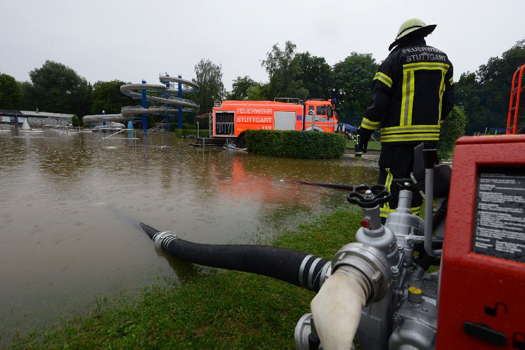 Und in Stuttgart wurde das gesamte Freibad Rosental in Vaihingen überflutet.