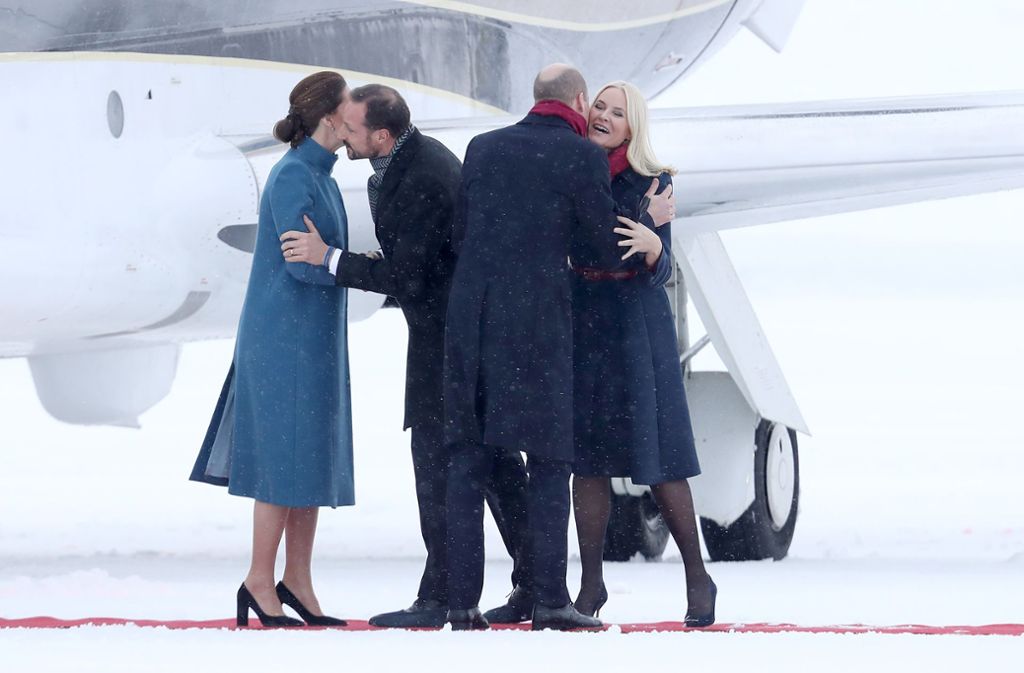 Herzliche Begrüßung durch Kronprinz Haakon von Norwegen (zweiter von links) und seine Frau, Kronprinzessin Mette-Marit (rechts).