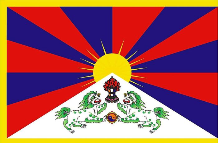 Tibetische Fahnen wehen vor den Rathäusern
