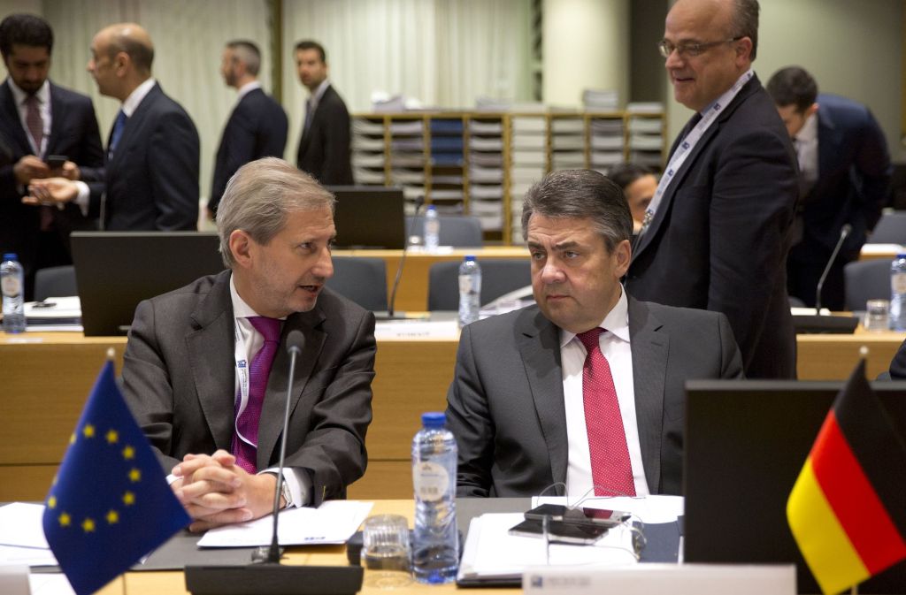 Außenminister Sigmar Gabriel (r.) und EU-Kommissar Johannes Hahn in Brüssel (Belgien) bei der internationalen Konferenz zum Syrien-Konflikt. Deutschland stellt 1,169 Milliarden Euro für die Opfer des syrischen Bürgerkriegs zur Verfügung.