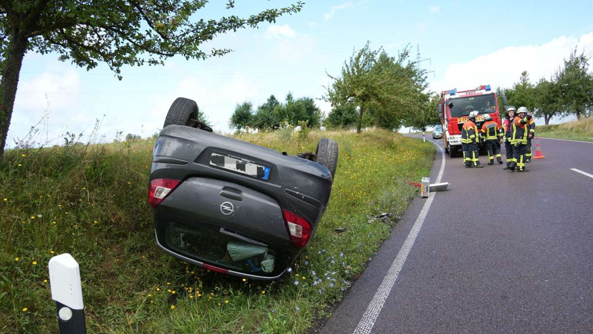Unfall bei Nufringen: Opelfahrerin landet auf dem Dach im Graben