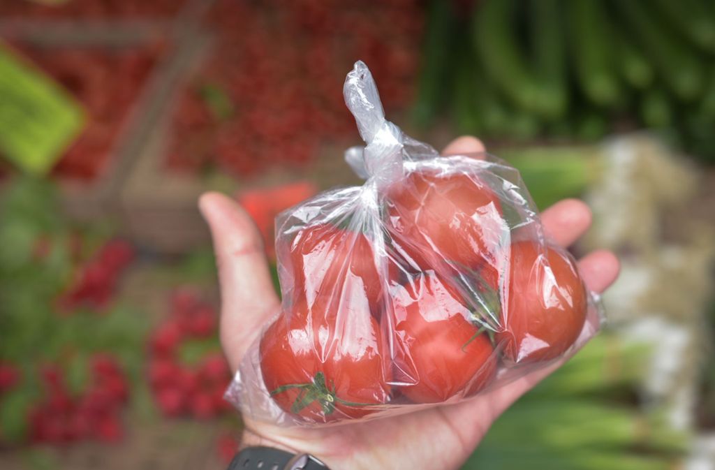In Plastik eingepackte Tomaten – das Bild soll auf dem Stuttgarter Wochenmarkt bald der Vergangenheit angehören.