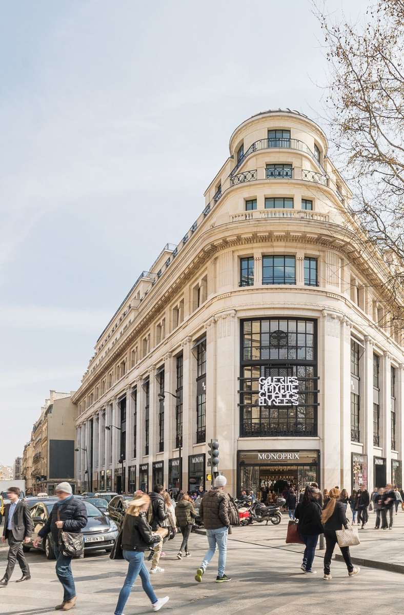 In Paris gestalteten BIG das Interieur des neuen Kaufhauses Galeries Lafayette. Das Kopenhagener Büro wandelte das Art déco-Gebäude an den Champs Élysées, in dem bislang Virgin Music einen Megastore hatte, zu einer bunt glitzernden Wandelhalle der Modewelt um.
