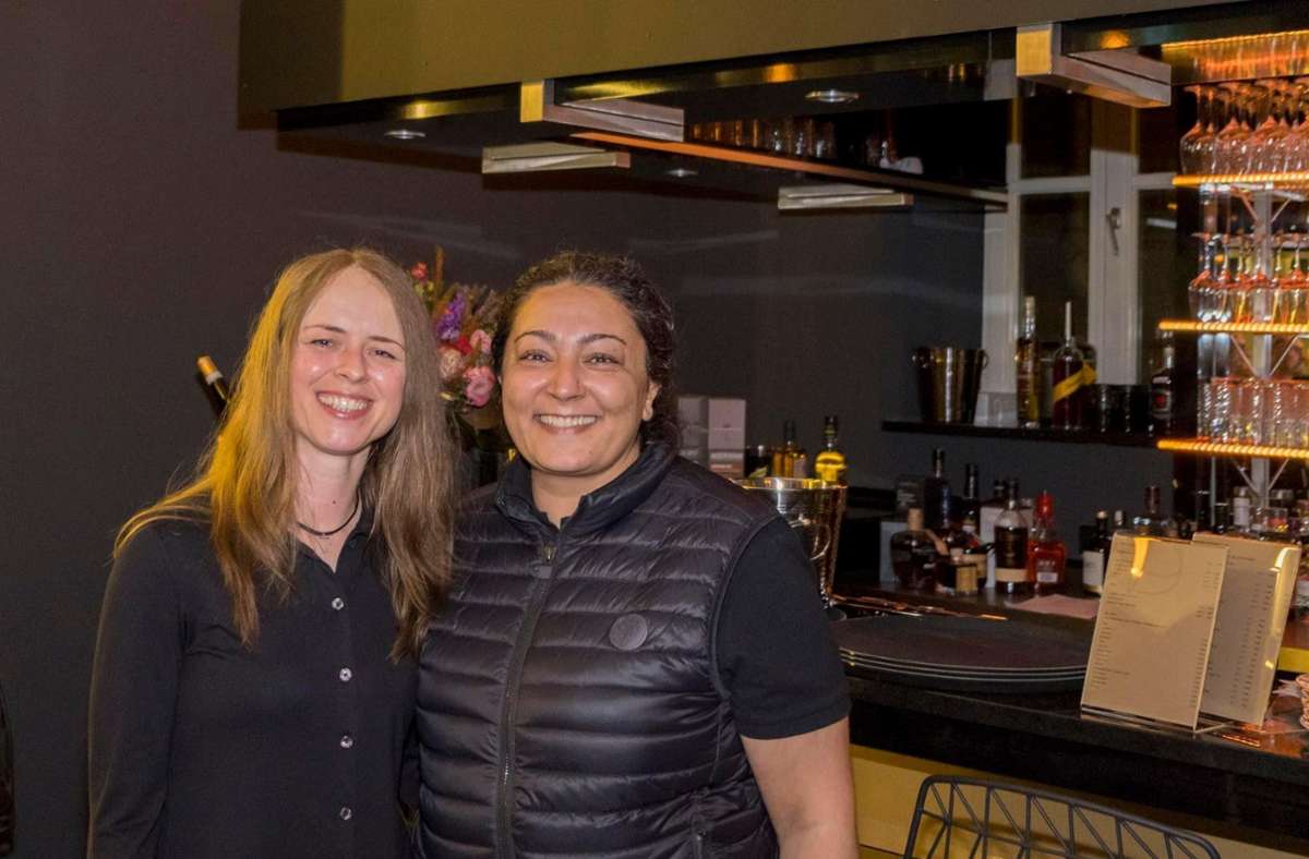 Claudia Jais (links) und Deniz Sever sind die Wirtinnen der Bar Hommage.