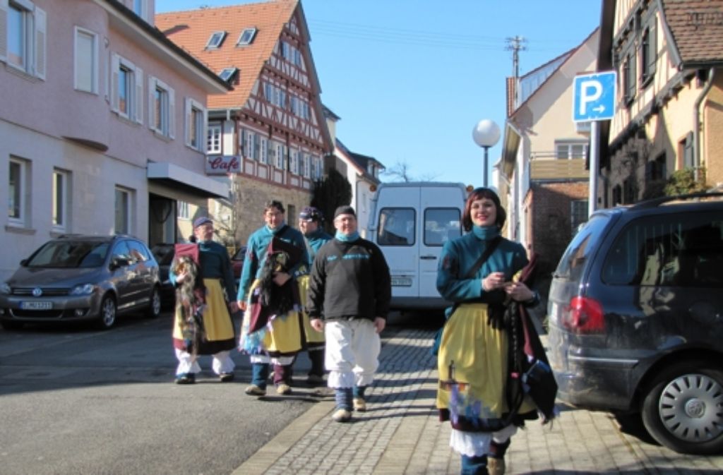 Vom Café Fröschle in Birkach geht es weiter ins Bezirksrathaus in Plieningen. Insgesamt haben die Hexen sieben Stationen am schmotzigen Doschdig.