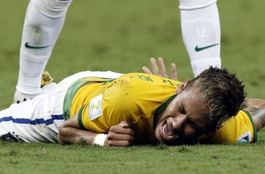 Neymar zog sich bei diesem Foul einen Wirbelbruch zu, was das WM-Aus für den Stürmer bedeutete.