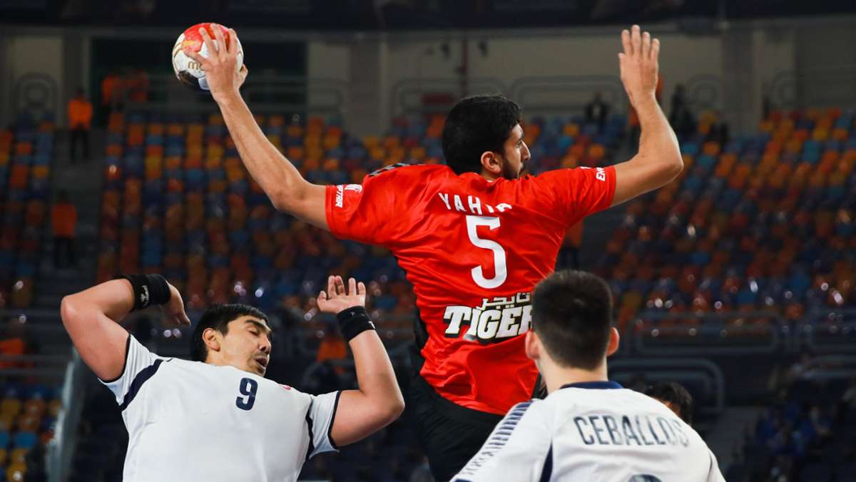  Gastgeber Ägypten ist mit einem klaren Sieg in die umstrittene Handball-WM gestartet. Der Afrikameister gewann das von den deutschen Schiedsrichtern Robert Schulze und Tobias Tönnies geleitete Eröffnungsspiel in Kairo gegen Außenseiter Chile. 