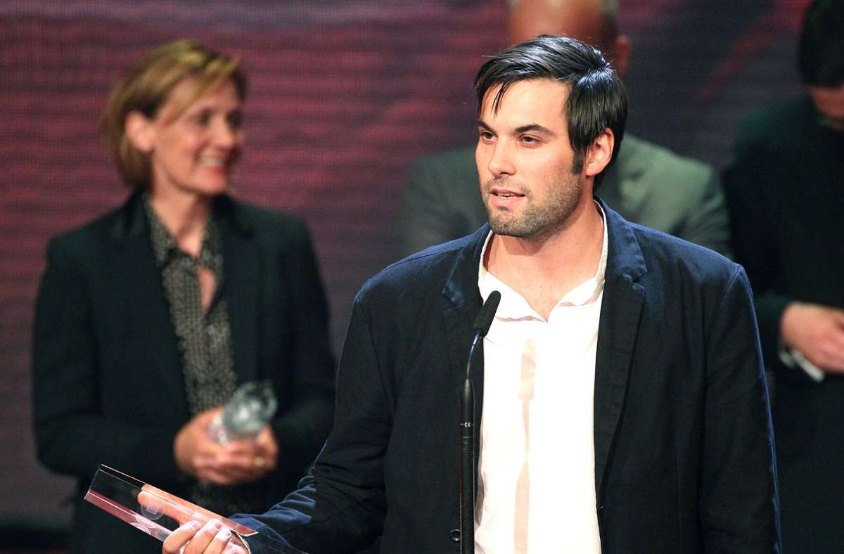 Einen Preis gab es dafür auch. Der Schauspieler Maximilian Simonischek freut sich 2011 in Köln bei der Verleihung des Deutschen Fernsehpreises über die Auszeichnung in der Kategorie „Bester Mehrteiler“ für den Film „Hindenburg“. Der Deutsche Fernsehpreis wurde in zwölf Kategorien vergeben.