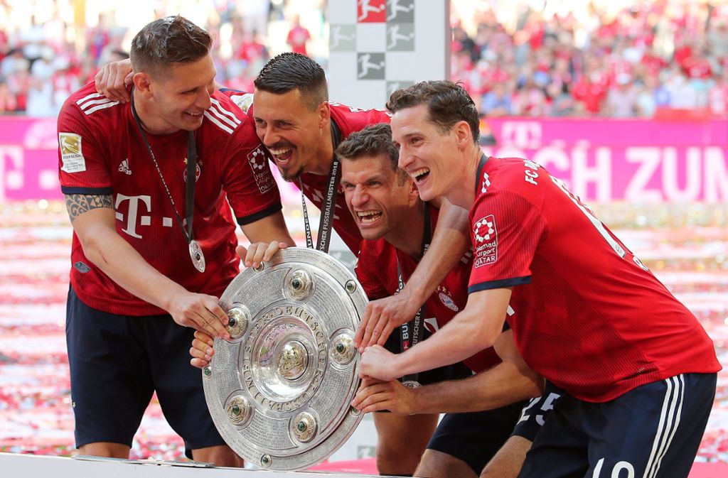 „So wie wenn man in der Kreisklasse aufsteigt, nur vielleicht ein bisschen gedämpfter.“ – Nationalspieler Thomas Müller [2. von rechts] über die Feierlichkeiten nach dem Sieg in Augsburg, mit dem sich der FC Bayern am 29. Spieltag vorzeitig die 28. Meisterschaft sicherte.