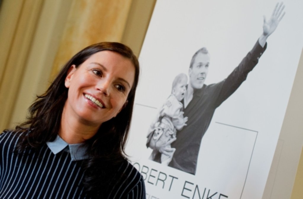 Die Witwe von Robert Enke, Teresa Enke, hat am Freitag in Hannover eine Ausstellung über das Leben des Nationaltorhüters eröffnet. Enke hatte sich vor fünf Jahren das Leben genommen.