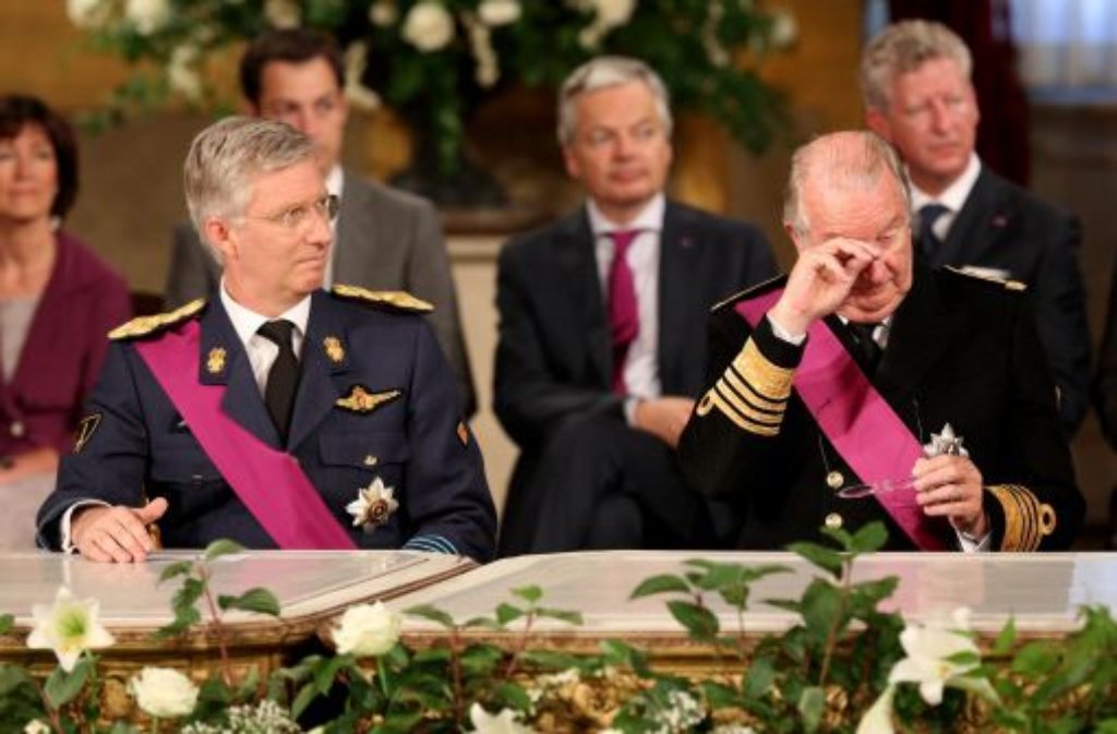 Belgiens König Albert II. (rechts) hat offiziell abgedankt. Kronprinz Philippe ist neuer König von Belgien.